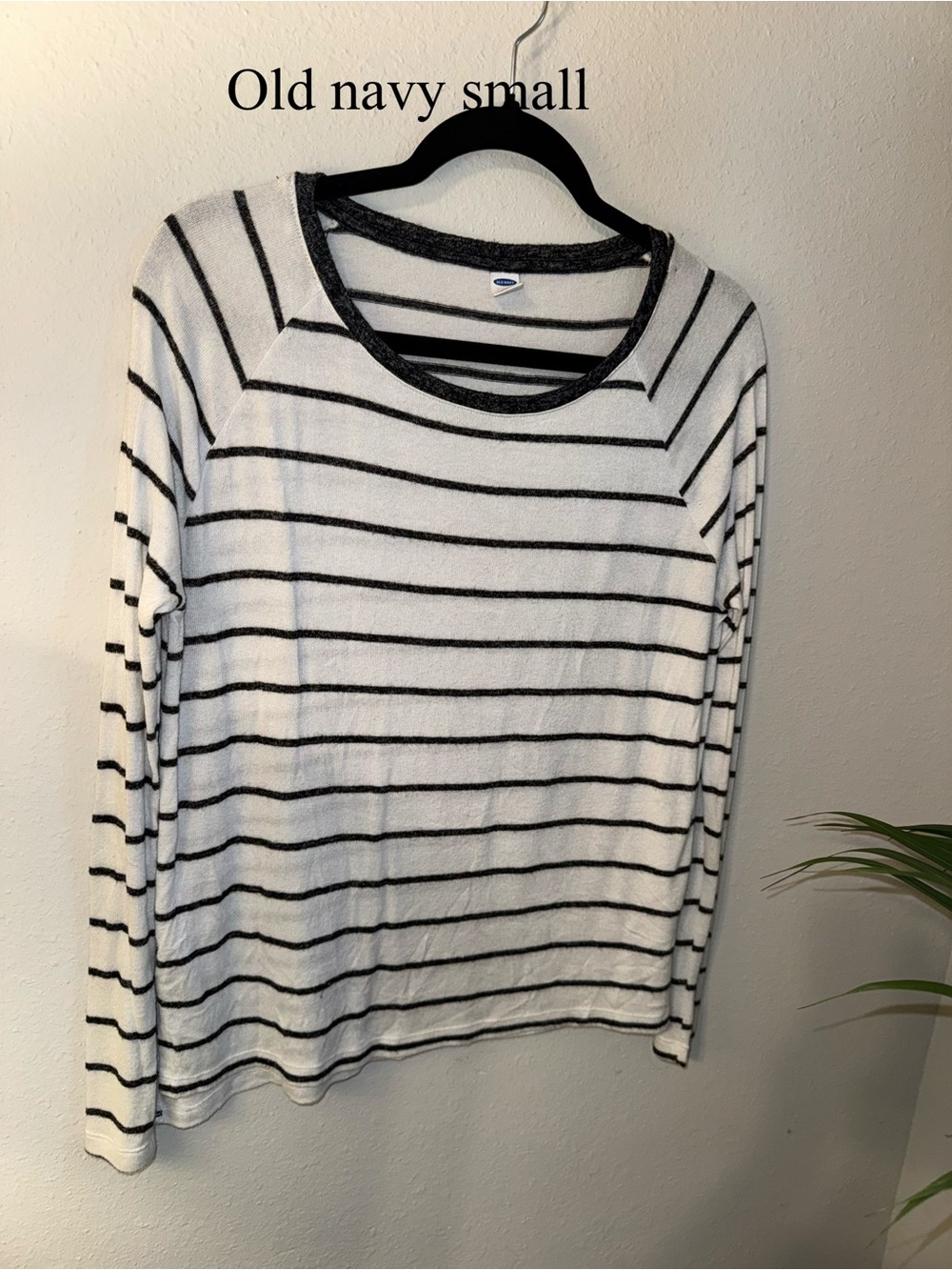 Old Navy Black & White Striped Long-Sleeve Tee